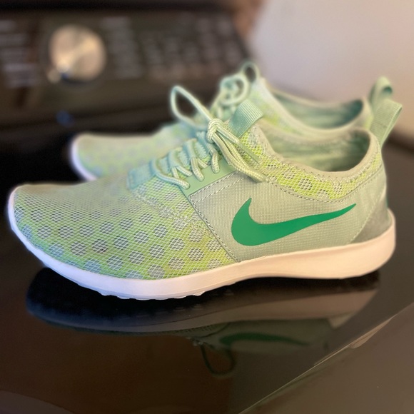 Women’s Nike sneakers - Picture 1 of 5